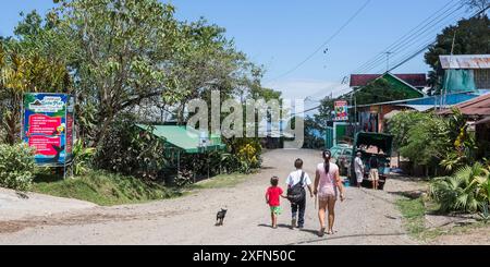 Familie spaziert durch das Dorf Agujitas. Drake Bay, Osa, Costa Rica. Stockfoto