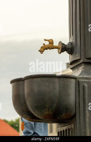 Kostenloser öffentlicher Trinkwasserhahn, extrem hohe Temperaturen in der Welt, Kühle, Wasserhaushalt im Körper Stockfoto