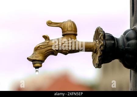 Kostenloser öffentlicher Trinkwasserhahn, extrem hohe Temperaturen in der Welt, Kühle, Wasserhaushalt im Körper Stockfoto