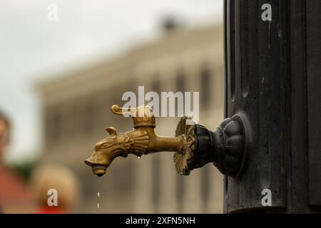 Kostenloser öffentlicher Trinkwasserhahn, extrem hohe Temperaturen in der Welt, Kühle, Wasserhaushalt im Körper Stockfoto