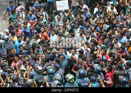 Dhaka, Wari, Bangladesch. Juli 2024. Studenten der Universität Dhaka und anderer Universitäten marschierten am zweiten Tag in einer Prozession, um gegen das Urteil des Obersten Gerichts zu protestieren, das Quotensystem für Regierungsjobs am 4. Juli 2024 in Dhaka, Bangladesch, wiedereinzuführen. (Kreditbild: © Habibur Rahman/ZUMA Press Wire) NUR REDAKTIONELLE VERWENDUNG! Nicht für kommerzielle ZWECKE! Stockfoto