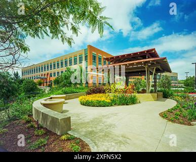 Eine parkähnliche Umgebung mit Pavillon auf einem Firmengelände. Stockfoto