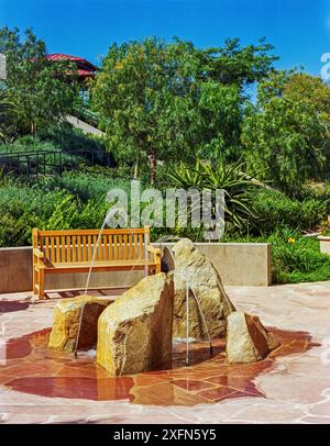 Eine parkähnliche Umgebung mit Wasserspielen auf einem Firmengelände. Stockfoto