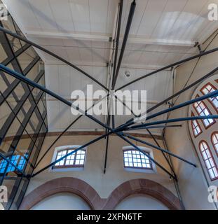 Selestat, Frankreich - 06 25 2024: Humanistische Bibliothek. Blick auf die Decke der Bibliothek Stockfoto