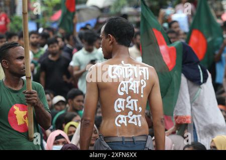 Dhaka, Wari, Bangladesch. Juli 2024. Studenten der Universität Dhaka und anderer Universitäten marschierten am zweiten Tag in einer Prozession, um gegen das Urteil des Obersten Gerichts zu protestieren, das Quotensystem für Regierungsjobs am 4. Juli 2024 in Dhaka, Bangladesch, wiedereinzuführen. (Kreditbild: © Habibur Rahman/ZUMA Press Wire) NUR REDAKTIONELLE VERWENDUNG! Nicht für kommerzielle ZWECKE! Stockfoto