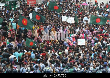 Dhaka, Wari, Bangladesch. Juli 2024. Studenten der Universität Dhaka und anderer Universitäten marschierten am zweiten Tag in einer Prozession, um gegen das Urteil des Obersten Gerichts zu protestieren, das Quotensystem für Regierungsjobs am 4. Juli 2024 in Dhaka, Bangladesch, wiedereinzuführen. (Kreditbild: © Habibur Rahman/ZUMA Press Wire) NUR REDAKTIONELLE VERWENDUNG! Nicht für kommerzielle ZWECKE! Stockfoto