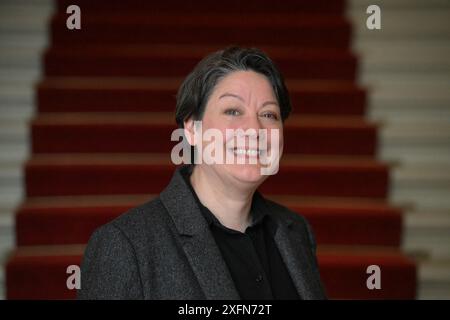 Potsdam, Deutschland. Juli 2024. Die Schriftstellerin Helen Macdonald, fotografiert am Eröffnungsabend des Potsdamer Literaturfestivals „LIT:potsdam“ im Schlosstheater im Neuen Palais. Quelle: Soeren Stache/dpa/Alamy Live News Stockfoto