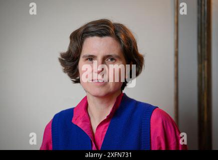 Potsdam, Deutschland. Juli 2024. Die Schriftstellerin Judith Schalansky, fotografiert am Eröffnungsabend des Potsdamer Literaturfestivals „LIT:potsdam“ im Schlosstheater im Neuen Palais. Quelle: Soeren Stache/dpa/Alamy Live News Stockfoto