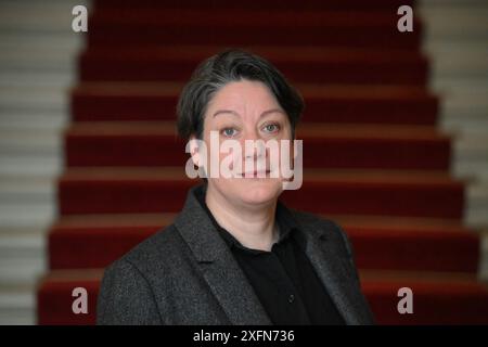 Potsdam, Deutschland. Juli 2024. Die Schriftstellerin Helen Macdonald, fotografiert am Eröffnungsabend des Potsdamer Literaturfestivals „LIT:potsdam“ im Schlosstheater im Neuen Palais. Quelle: Soeren Stache/dpa/Alamy Live News Stockfoto