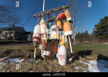 Hummerbojen schmücken einen Rasen im Hummerfischereigebiet. Port Clyde, Maine, USA, Dezember 2016. Stockfoto