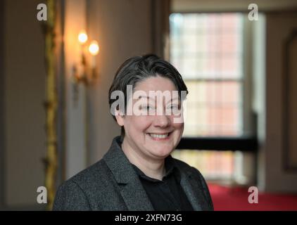 Potsdam, Deutschland. Juli 2024. Die Schriftstellerin Helen Macdonald, fotografiert am Eröffnungsabend des Potsdamer Literaturfestivals „LIT:potsdam“ im Schlosstheater im Neuen Palais. Quelle: Soeren Stache/dpa/Alamy Live News Stockfoto