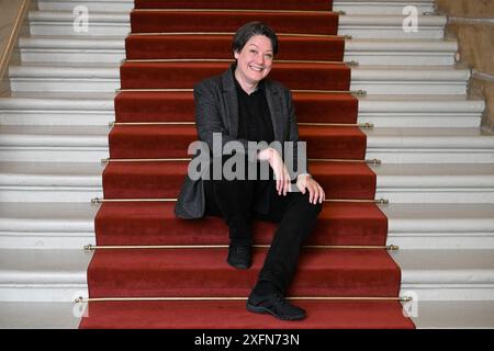 Potsdam, Deutschland. Juli 2024. Die Schriftstellerin Helen Macdonald, fotografiert am Eröffnungsabend des Potsdamer Literaturfestivals „LIT:potsdam“ im Schlosstheater im Neuen Palais. Quelle: Soeren Stache/dpa/Alamy Live News Stockfoto