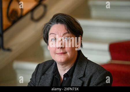 Potsdam, Deutschland. Juli 2024. Die Schriftstellerin Helen Macdonald, fotografiert am Eröffnungsabend des Potsdamer Literaturfestivals „LIT:potsdam“ im Schlosstheater im Neuen Palais. Quelle: Soeren Stache/dpa/Alamy Live News Stockfoto