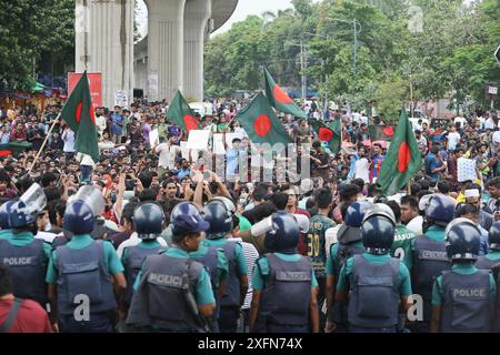 Dhaka, Wari, Bangladesch. Juli 2024. Studenten der Universität Dhaka und anderer Universitäten marschierten am zweiten Tag in einer Prozession, um gegen das Urteil des Obersten Gerichts zu protestieren, das Quotensystem für Regierungsjobs am 4. Juli 2024 in Dhaka, Bangladesch, wiedereinzuführen. (Kreditbild: © Habibur Rahman/ZUMA Press Wire) NUR REDAKTIONELLE VERWENDUNG! Nicht für kommerzielle ZWECKE! Stockfoto