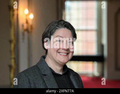 Potsdam, Deutschland. Juli 2024. Die Schriftstellerin Helen Macdonald, fotografiert am Eröffnungsabend des Potsdamer Literaturfestivals „LIT:potsdam“ im Schlosstheater im Neuen Palais. Quelle: Soeren Stache/dpa/Alamy Live News Stockfoto