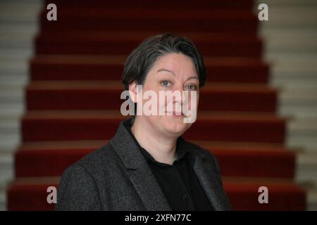 Potsdam, Deutschland. Juli 2024. Die Schriftstellerin Helen Macdonald, fotografiert am Eröffnungsabend des Potsdamer Literaturfestivals „LIT:potsdam“ im Schlosstheater im Neuen Palais. Quelle: Soeren Stache/dpa/Alamy Live News Stockfoto