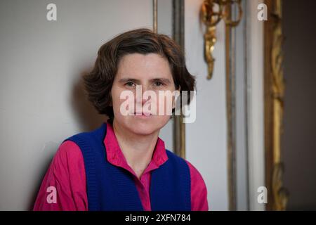 Potsdam, Deutschland. Juli 2024. Die Schriftstellerin Judith Schalansky, fotografiert am Eröffnungsabend des Potsdamer Literaturfestivals „LIT:potsdam“ im Schlosstheater im Neuen Palais. Quelle: Soeren Stache/dpa/Alamy Live News Stockfoto