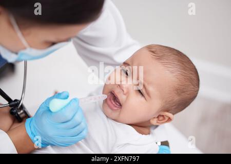 Baby, Arzt und Medikamente im Krankenhaus, Spritze und Krankheit für die Neugeborenenversorgung. Kinderarzt, Klinik und Untersuchung für Knabenkind Stockfoto