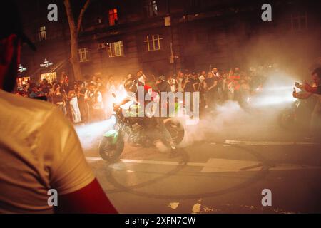 Tiflis, Georgien - 2. juli 2024: georgischer Motorradfahrer rutscht für Zuschauer. Georgische Fußballnationalmannschaft Ankunft Zuhause Willkommensfeier in Cap Stockfoto