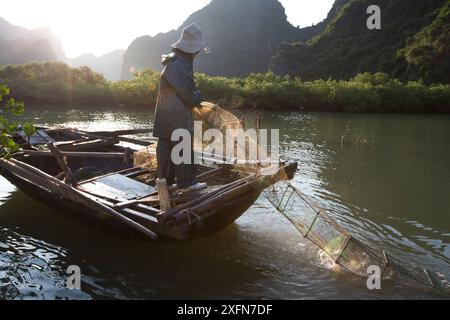 Fischer in Ha Long Bay, UNESCO-Weltkulturerbe, CatBa Island, Vietnam. Dezember 2015. Stockfoto