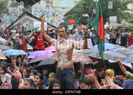 Dhaka, Wari, Bangladesch. Juli 2024. Studenten der Universität Dhaka und anderer Universitäten marschierten am zweiten Tag in einer Prozession, um gegen das Urteil des Obersten Gerichts zu protestieren, das Quotensystem für Regierungsjobs am 4. Juli 2024 in Dhaka, Bangladesch, wiedereinzuführen. (Kreditbild: © Habibur Rahman/ZUMA Press Wire) NUR REDAKTIONELLE VERWENDUNG! Nicht für kommerzielle ZWECKE! Stockfoto