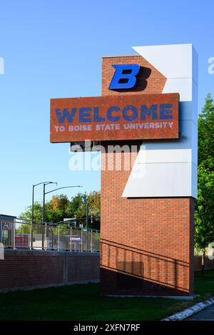 Boise, ID, USA - 10. Juni 2024; elektronischer Wegweiser mit Welcome to Boise State University und Logo Stockfoto