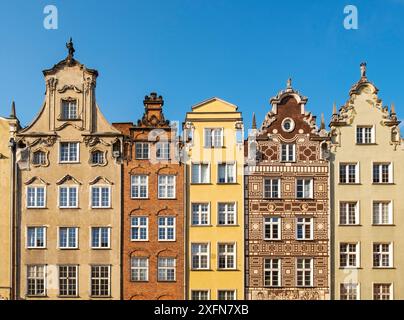 Nahaufnahme der Fassaden von Stadthäusern in Długi Targ, Danzig, Gdańsk, Polen Stockfoto