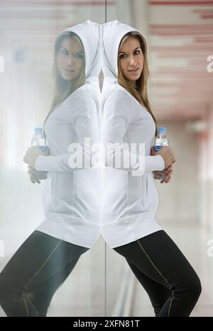 Junge Frau im Fitness-Studio zu ruhen und Trinkwasser Stockfoto