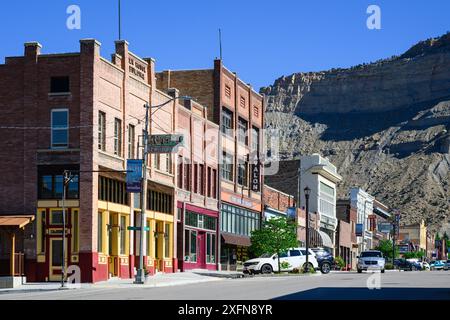 Helper, UT, USA - 11. Juni 2024; Blick auf die Stadt entlang der Main Street in Helper Utah mit historischen Gebäuden Stockfoto