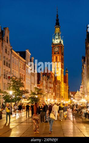 Dluga-Straße und Ratusz - das Rathaus bei Nacht, Danzig, Gdańsk, Polen Stockfoto