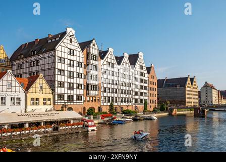 Neubau am Ufer des Motlawa-Flusses, Danzig, Gdańsk, Polen Stockfoto