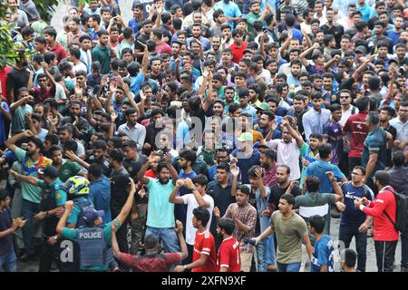 Dhaka, Bangladesch. Juli 2024. Studenten der Universität Dhaka und anderer Universitäten marschierten am zweiten Tag in einer Prozession, um gegen das Urteil des Obersten Gerichts zu protestieren, das Quotensystem für Regierungsjobs am 4. Juli 2024 in Dhaka, Bangladesch, wiedereinzuführen. Foto: Rahman Habibur/ABACAPRESS. COM Credit: Abaca Press/Alamy Live News Stockfoto