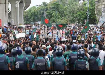 Dhaka, Bangladesch. Juli 2024. Studenten der Universität Dhaka und anderer Universitäten marschierten am zweiten Tag in einer Prozession, um gegen das Urteil des Obersten Gerichts zu protestieren, das Quotensystem für Regierungsjobs am 4. Juli 2024 in Dhaka, Bangladesch, wiedereinzuführen. Foto: Rahman Habibur/ABACAPRESS. COM Credit: Abaca Press/Alamy Live News Stockfoto