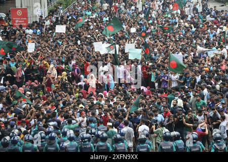 Dhaka, Bangladesch. Juli 2024. Studenten der Universität Dhaka und anderer Universitäten marschierten am zweiten Tag in einer Prozession, um gegen das Urteil des Obersten Gerichts zu protestieren, das Quotensystem für Regierungsjobs am 4. Juli 2024 in Dhaka, Bangladesch, wiedereinzuführen. Foto: Rahman Habibur/ABACAPRESS. COM Credit: Abaca Press/Alamy Live News Stockfoto