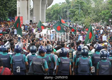 Dhaka, Bangladesch. Juli 2024. Studenten der Universität Dhaka und anderer Universitäten marschierten am zweiten Tag in einer Prozession, um gegen das Urteil des Obersten Gerichts zu protestieren, das Quotensystem für Regierungsjobs am 4. Juli 2024 in Dhaka, Bangladesch, wiedereinzuführen. Foto: Rahman Habibur/ABACAPRESS. COM Credit: Abaca Press/Alamy Live News Stockfoto