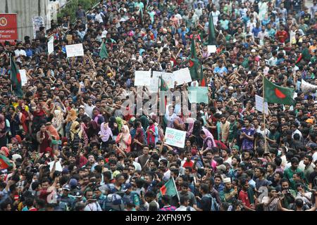 Dhaka, Bangladesch. Juli 2024. Studenten der Universität Dhaka und anderer Universitäten marschierten am zweiten Tag in einer Prozession, um gegen das Urteil des Obersten Gerichts zu protestieren, das Quotensystem für Regierungsjobs am 4. Juli 2024 in Dhaka, Bangladesch, wiedereinzuführen. Foto: Rahman Habibur/ABACAPRESS. COM Credit: Abaca Press/Alamy Live News Stockfoto