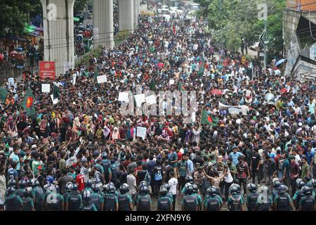 Dhaka, Bangladesch. Juli 2024. Studenten der Universität Dhaka und anderer Universitäten marschierten am zweiten Tag in einer Prozession, um gegen das Urteil des Obersten Gerichts zu protestieren, das Quotensystem für Regierungsjobs am 4. Juli 2024 in Dhaka, Bangladesch, wiedereinzuführen. Foto: Rahman Habibur/ABACAPRESS. COM Credit: Abaca Press/Alamy Live News Stockfoto