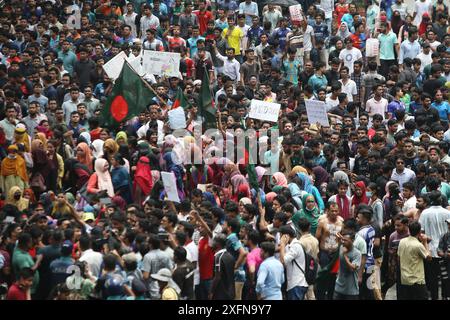 Dhaka, Bangladesch. Juli 2024. Studenten der Universität Dhaka und anderer Universitäten marschierten am zweiten Tag in einer Prozession, um gegen das Urteil des Obersten Gerichts zu protestieren, das Quotensystem für Regierungsjobs am 4. Juli 2024 in Dhaka, Bangladesch, wiedereinzuführen. Foto: Rahman Habibur/ABACAPRESS. COM Credit: Abaca Press/Alamy Live News Stockfoto