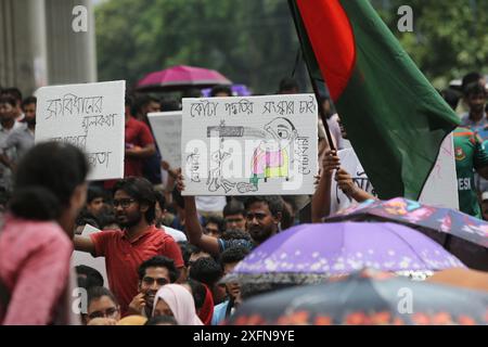 Dhaka, Bangladesch. Juli 2024. Studenten der Universität Dhaka und anderer Universitäten marschierten am zweiten Tag in einer Prozession, um gegen das Urteil des Obersten Gerichts zu protestieren, das Quotensystem für Regierungsjobs am 4. Juli 2024 in Dhaka, Bangladesch, wiedereinzuführen. Foto: Rahman Habibur/ABACAPRESS. COM Credit: Abaca Press/Alamy Live News Stockfoto