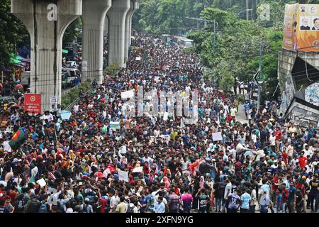 Dhaka, Bangladesch. Juli 2024. Studenten der Universität Dhaka und anderer Universitäten marschierten am zweiten Tag in einer Prozession, um gegen das Urteil des Obersten Gerichts zu protestieren, das Quotensystem für Regierungsjobs am 4. Juli 2024 in Dhaka, Bangladesch, wiedereinzuführen. Foto: Rahman Habibur/ABACAPRESS. COM Credit: Abaca Press/Alamy Live News Stockfoto