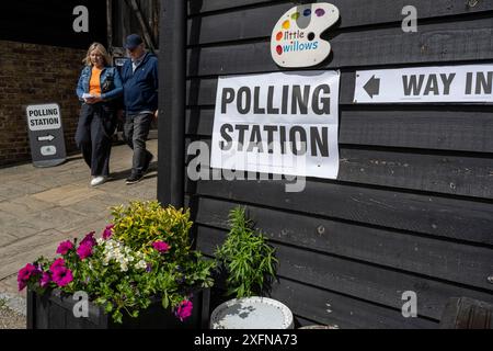 London, Großbritannien. 4. Juli 2024. Die Wähler verlassen eine Wahlstation in Ruislip im Nordwesten Londons am Tag der Parlamentswahlen. Die letzte YouGov-Umfrage projiziert einen Erdrutschsieg für Labour. Quelle: Stephen Chung / Alamy Live News Stockfoto