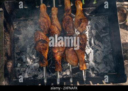 Hähnchenhaaren auf Spießen auf dem Grill, Grillen. Stockfoto