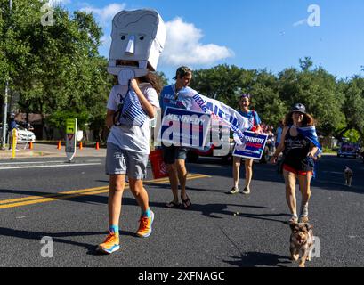 Austin, Tx, USA. Juli 2024. Eine Frau, die eine Karikatur des Gründers George Washington trägt, marschiert mit Bobby Kennedy-Anhängern während der jährlichen Parade in Barton Hills am 4. Juli 2024 in Süd-Austin, Texas. Einige hundert Einwohner gingen zu Fuß auf die 1/2 km lange Parade zur Grundschule und genossen Kekse, Wassermelonen und Eis. (Kreditbild: © Bob Daemmrich/ZUMA Press Wire) NUR REDAKTIONELLE VERWENDUNG! Nicht für kommerzielle ZWECKE! Stockfoto