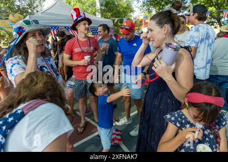 Austin, Tx, USA. Juli 2024. Texaner feiern den Feiertag während der jährlichen Parade am 4. Juli 2024 in Austin, Texas. Einige hundert Einwohner gingen zu Fuß auf die 1/2 km lange Parade zur Grundschule und genossen Kekse, Wassermelonen und Eis. (Kreditbild: © Bob Daemmrich/ZUMA Press Wire) NUR REDAKTIONELLE VERWENDUNG! Nicht für kommerzielle ZWECKE! Stockfoto