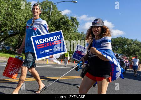 Austin, Tx, USA. Juli 2024. Unterstützer der Kandidatur von Bobby Kennedy Jr. für den Präsidenten march während der jährlichen Parade in Barton Hills am 4. Juli 2024 in Süd-Austin, Texas. Einige hundert Einwohner gingen zu Fuß auf die 1/2 km lange Parade zur Grundschule und genossen Kekse, Wassermelonen und Eis. (Kreditbild: © Bob Daemmrich/ZUMA Press Wire) NUR REDAKTIONELLE VERWENDUNG! Nicht für kommerzielle ZWECKE! Stockfoto