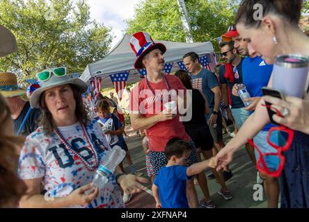 Austin, Tx, USA. Juli 2024. Texaner feiern den Feiertag während der jährlichen Parade am 4. Juli 2024 in Austin, Texas. Einige hundert Einwohner gingen zu Fuß auf die 1/2 km lange Parade zur Grundschule und genossen Kekse, Wassermelonen und Eis. (Kreditbild: © Bob Daemmrich/ZUMA Press Wire) NUR REDAKTIONELLE VERWENDUNG! Nicht für kommerzielle ZWECKE! Stockfoto