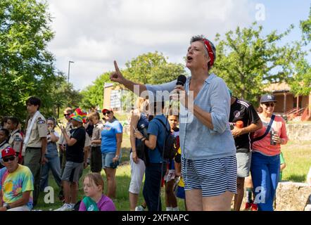 Austin, Tx, USA. Juli 2024. SARAH ECKHARDT, Senatorin des Bundesstaates Texas, spricht über die Gefahren der amerikanischen Demokratie während der jährlichen Parade in Barton Hills am 4. Juli 2024 in Süd-Austin, Texas. Einige hundert Einwohner gingen zu Fuß auf die 1/2 km lange Parade zur Grundschule und genossen Kekse, Wassermelonen und Eis. (Kreditbild: © Bob Daemmrich/ZUMA Press Wire) NUR REDAKTIONELLE VERWENDUNG! Nicht für kommerzielle ZWECKE! Stockfoto