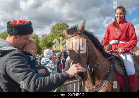 Moskau, Russland 1. Oktober 2016: Kosaken-Treffen. Kosakenreitmädchen demonstrieren traditionelle flankierende Techniken - Säbelhandhabung. Der Junge Cossac Stockfoto