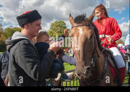 Moskau, Russland 1. Oktober 2016: Kosaken-Treffen. Kosakenreitmädchen demonstrieren traditionelle flankierende Techniken - Säbelhandhabung. Der Junge Cossac Stockfoto