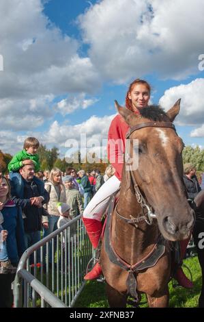 Moskau, Russland 1. Oktober 2016: Kosaken-Treffen. Kosakenreitmädchen demonstrieren traditionelle flankierende Techniken - Säbelhandhabung. Der Junge Cossac Stockfoto